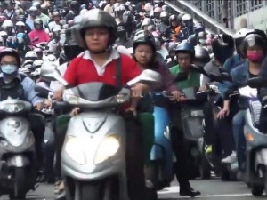 TRAFFIC-JAM-WITH-SCOOTERS-2