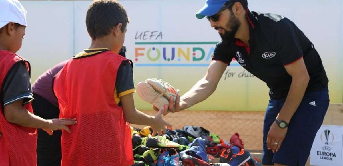Το «UEFA Europa League Trophy Tour Driven by Kia ...